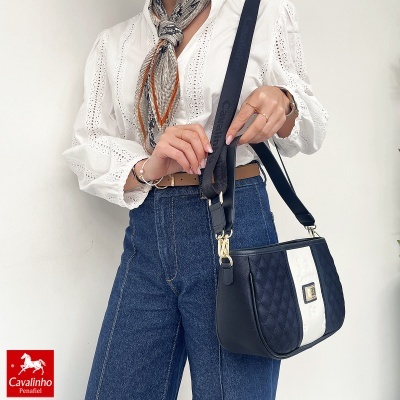 Mala de ombro feminina azul escura e branca com padrão acolchoado e logo Cavalinho
