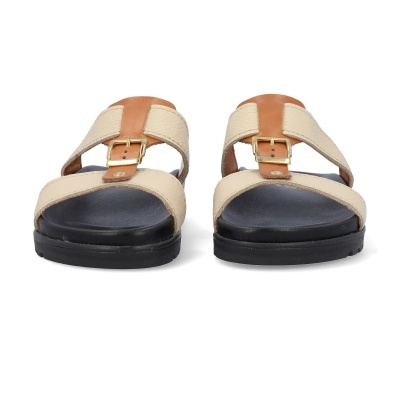 Sandálias bege e castanho com fivela dourada e solado preto