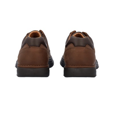 Par de sapatos castanhos em pele vista traseira