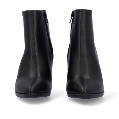 Botins pretos em material sintético com fecho zip lateral
