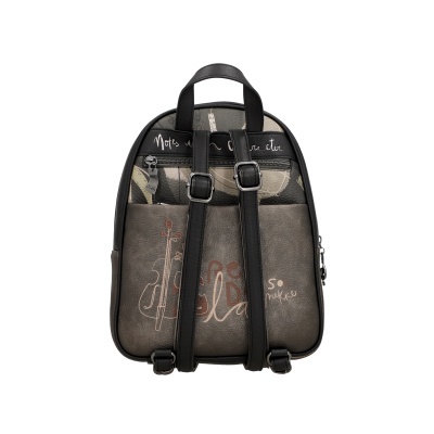 Mochila preta e cinza com estampas e texto, vista traseira com asas pretas ajustáveis