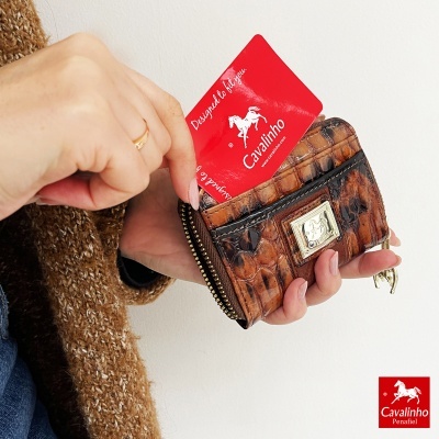 Carteira castanha de pele com cartão vermelho Cavalinho a ser inserido