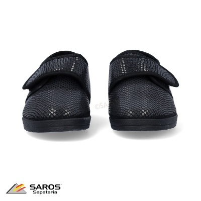 Pantufas pretas texturizadas com fecho em velcro