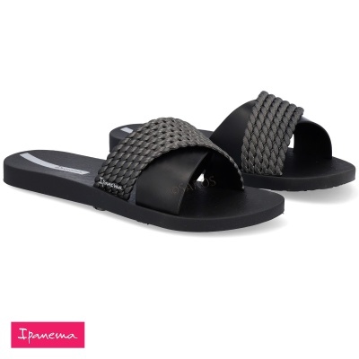 Chinelos de tiras largas trançadas cinzentas e sola preta marca Ipanema