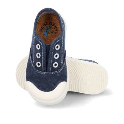 Ténis infantis azuis em tecido com biqueira branca e sola branca antiderrapante