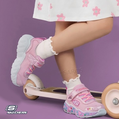 Ténis infantis Skechers rosa com sola branca e detalhes coloridos em fundo roxo