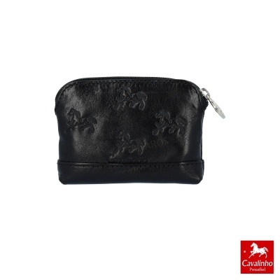 Carteira preta de pele com padrão em relevo e fecho metálico, marca Cavalinho Penafiel