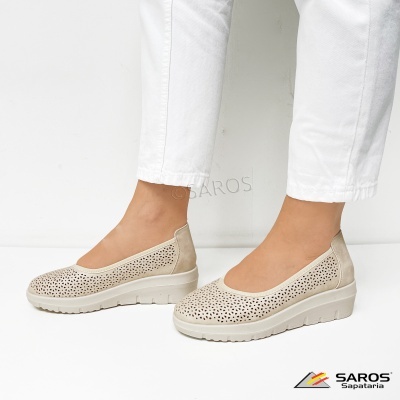Sapatos de senhora tipo cunha em creme com padrão triangular perfurado