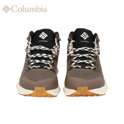 Par de sapatilhas Columbia castanhas com sola branca e bege e atacadores brancos e pretos