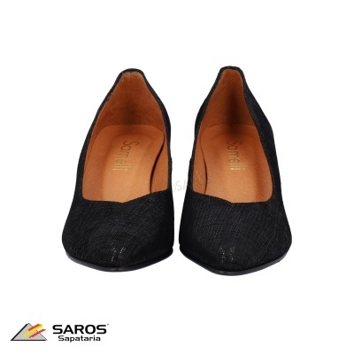 Sapatos femininos pretos com interior castanho e padrão tecido