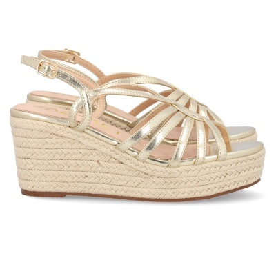 Sandálias de cunha douradas com tiras entrelaçadas e sola de corda.