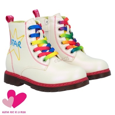 Botas infantis brancas com atacadores arco-íris e decoração de estrela