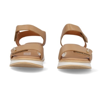 Sandálias femininas castanho claro com tiras ajustáveis e sola branca em fundo branco.