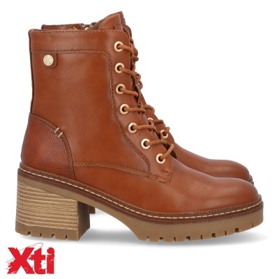 Botas castanhas de cano médio com atacadores e salto bloco cor de madeira