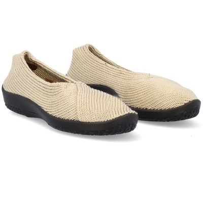 Sapatos de tecido bege com sola preta