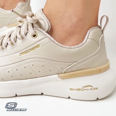 Ténis Skechers bege claro com sola branca e logo dourado