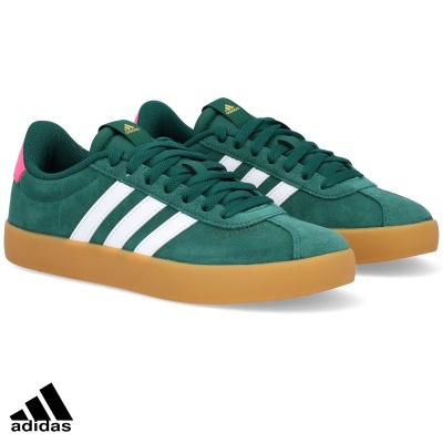 Ténis Adidas verde escuro com riscas brancas e sola castanha.