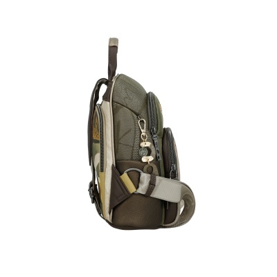 Mochila pequena verde, bege e castanho com zíperes e chaveiros, vista lateral