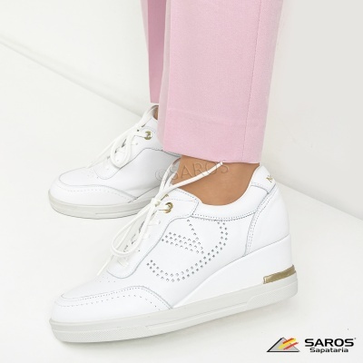 ténis plataforma brancos com atacadores e sola alta ao lado de calças rosa claro