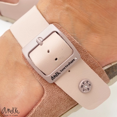 Sandália rosa claro Anekke com fivela e botão metálico