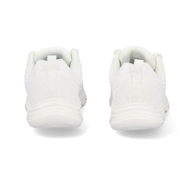 Ténis desportivos brancos vistos de trás com sola espessa e microfuros