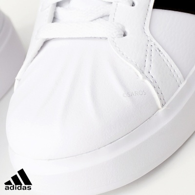 Ténis branco de couro com detalhes texturizados e cordões brancos