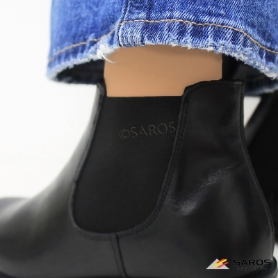 Botas Chelsea pretas com elásticos laterais e logo ©SAROS, usadas com calças de ganga azul