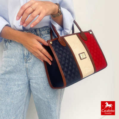 Mala de mão com padrão acolchoado em azul escuro, branco e vermelho com logótipo Cavalinho