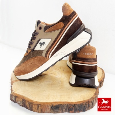 Ténis Cavalinho castanho e bege sobre base de madeira