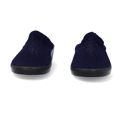 Chinelos de malha azul escura com sola preta