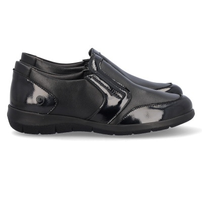 Sapatos negros slip-on de couro com partes em verniz e sola preta.