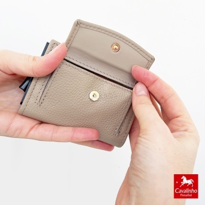 Carteira pequena em pele cinzenta com fecho dourado e textura granulada