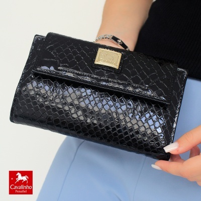Carteira preta com padrão de pele de cobra e fecho dourado