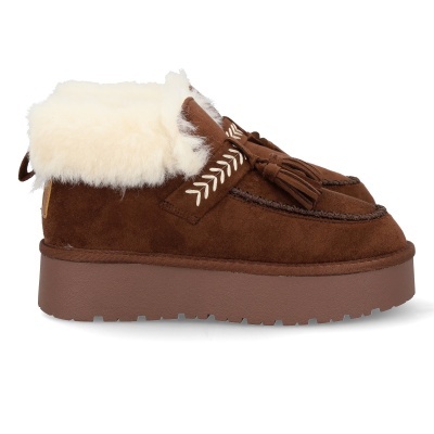 Sapatos castanhos de camurça com pelo branco e plataforma