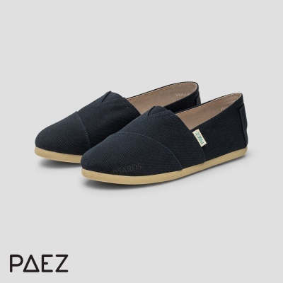 Sapatos alpercatas pretos com sola bege e etiqueta PAEZ