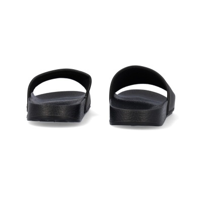 Chinelos pretos com tira larga sobre fundo branco