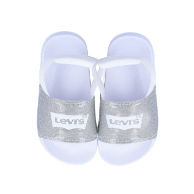 Chinelos brancos com tira prateada brilhante e logo Levis