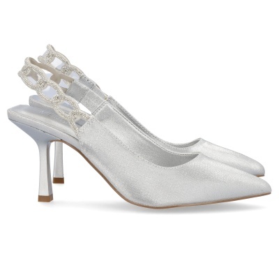 Sapatos prateados de salto alto com tiras em forma de elos e cristais
