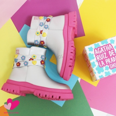 Botins brancos de pele com sola rosa e decoração floral e coração