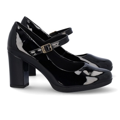 Sapatos de senhora pretos em verniz com salto alto largo e tira com fivela