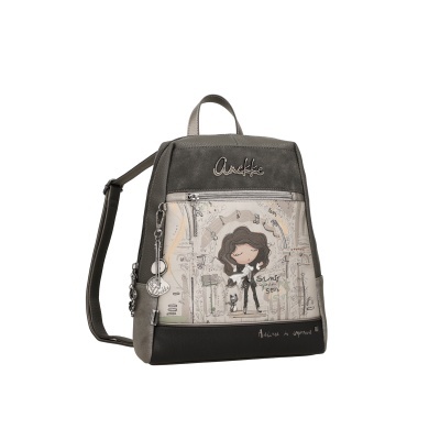 Mochila cinza e preta com personagem estampada e acessórios metálicos