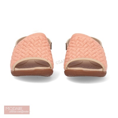 Chinelos cor de rosa coral com padrão trançado e sola castanha