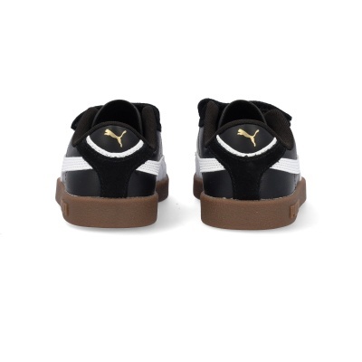 Par de sapatilhas Puma pretas e brancas com sola castanha vistas de trás