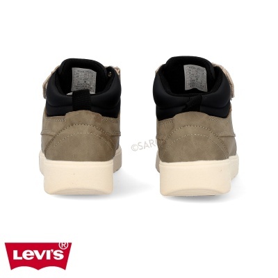 Par de sapatilhas Levi's castanhas com sola branca vistas de trás