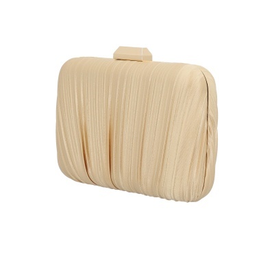 Clutch bege plissada com fecho metálico retangular