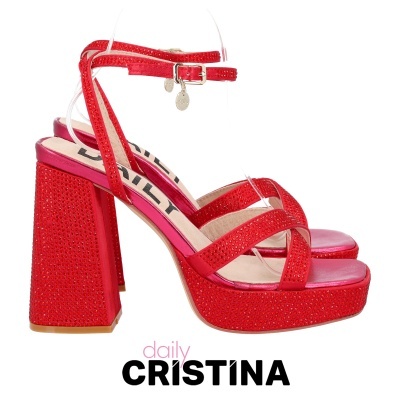 Sapato de salto alto vermelho com tiras cruzadas e fivela no tornozelo