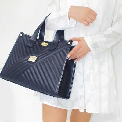 Mala de mão preta acolchoada com fecho dourado