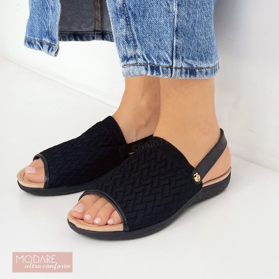 Sandálias Modare ultra conforto em preto com padrão texturizado e tira no calcanhar em fundo branco.
