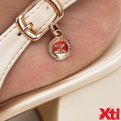 Sandália creme com fivela dourada e pendente com a letra X