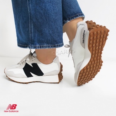 Ténis New Balance branco, bege e preto com sola castanha texturada